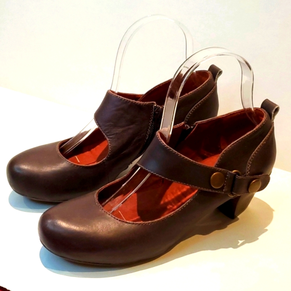 Sachelle, leather taupe heels, 7M/6.5M